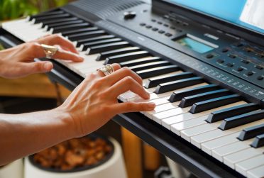 male-hands-playing-the-piano-human-hands-playing-the-piano-on-the-party-man-playing-the-synthesizer-keyboard-free-photo